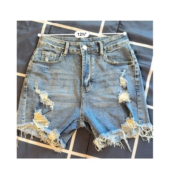 NWOT Women's Size Medium Ultra Distressed Medium Wash High Rise Jean Shorts - Picture 3 of 6